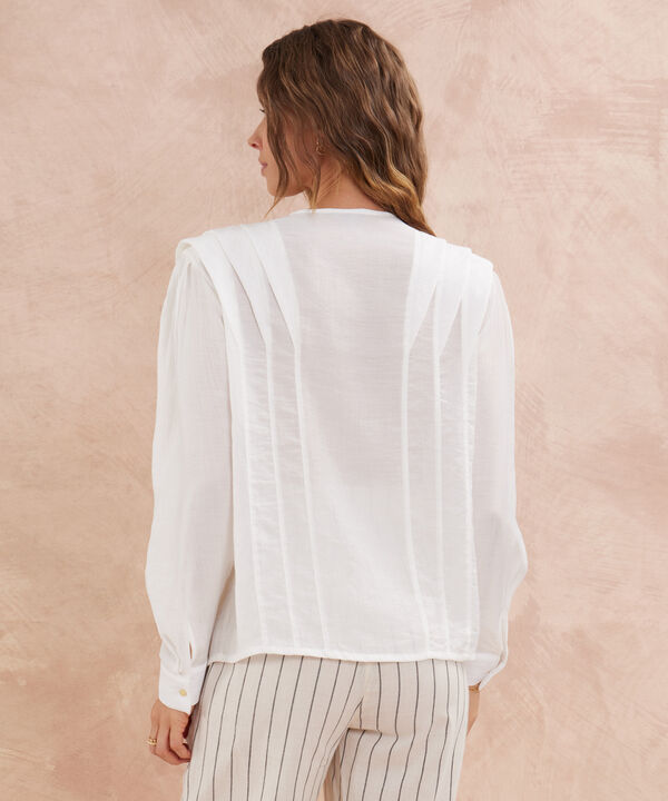 Blusa Unicolor Con Hombreras Y Alforzas En Hombros