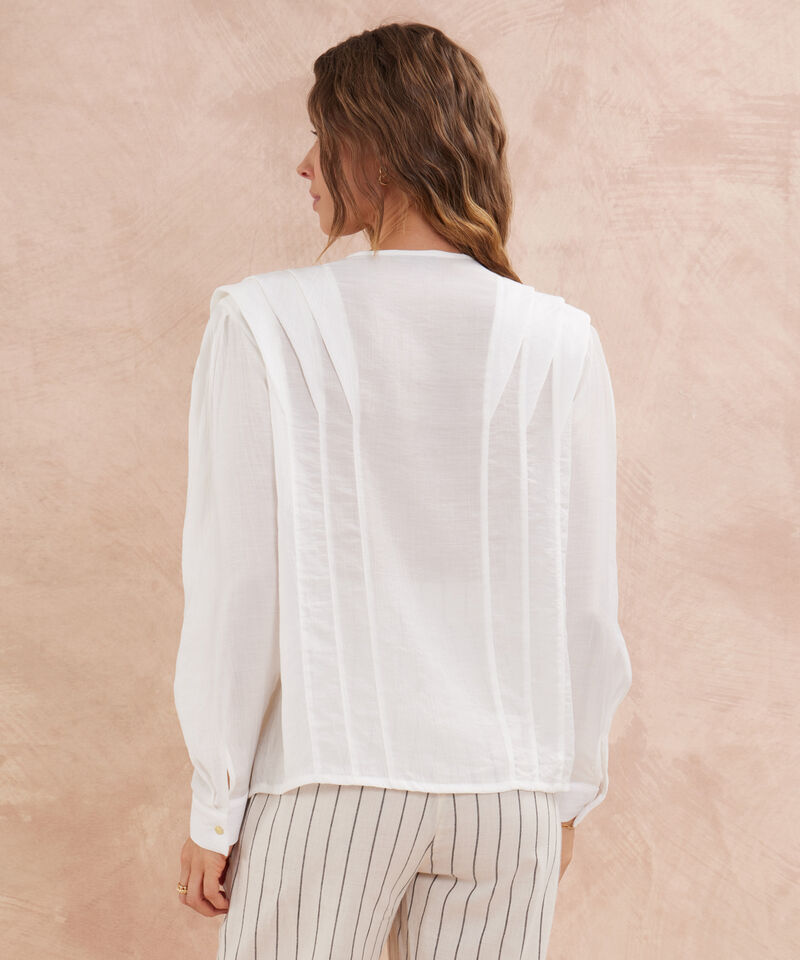 Blusa Unicolor Con Hombreras Y Alforzas En Hombros