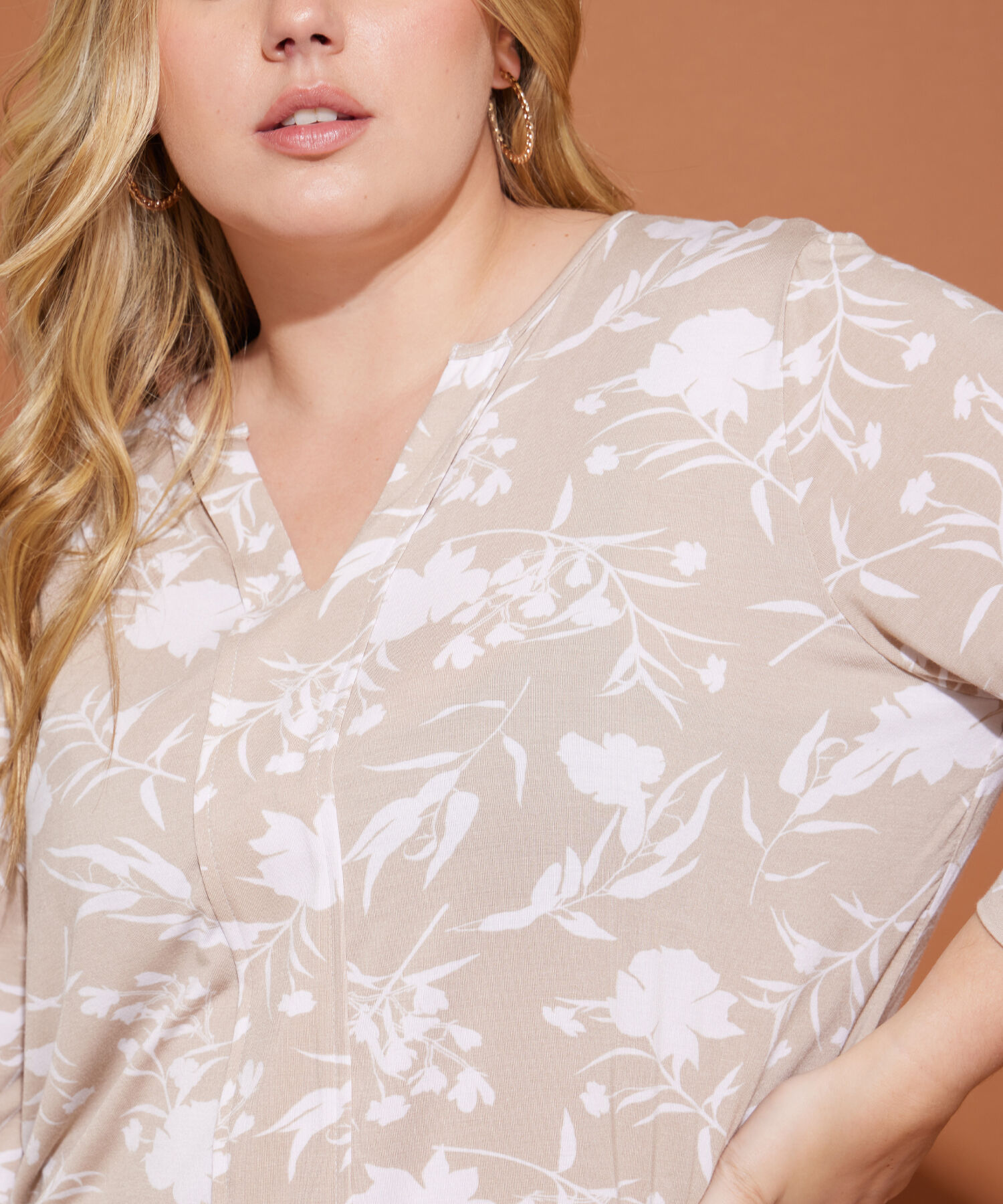 Camiseta Estampada Manga 3/4, Cuello Redondo Con Cuello Herradura Y Falso Sobrepuesto