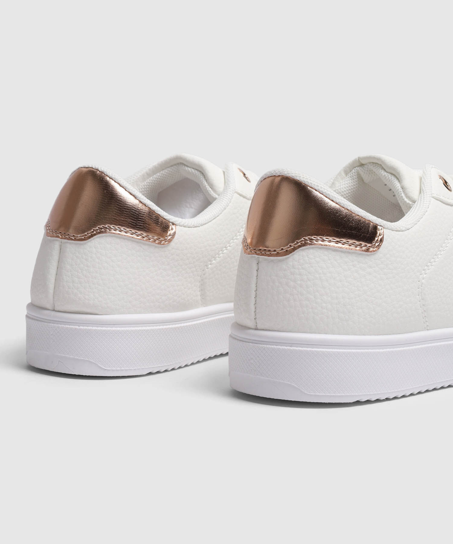 Tenis Urbanos Con Detalle Posterior