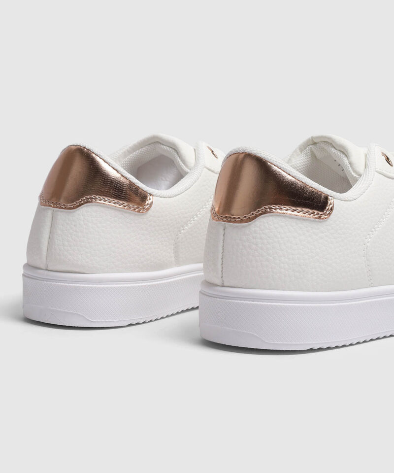 Tenis Urbanos Con Detalle Posterior