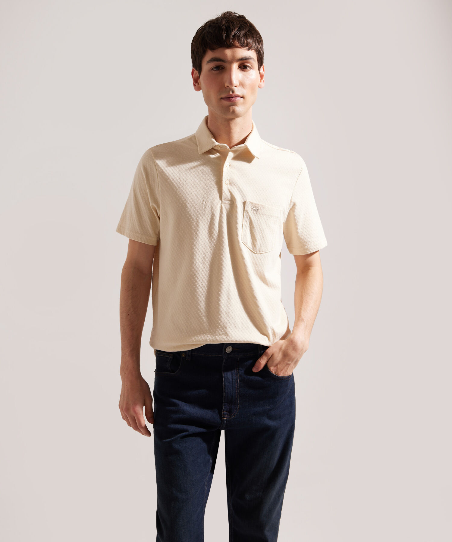 Polo Unicolor Textura Cuello Duro Con Bolsillo Y Silueta Regular Fit, Linea Moda Morocco