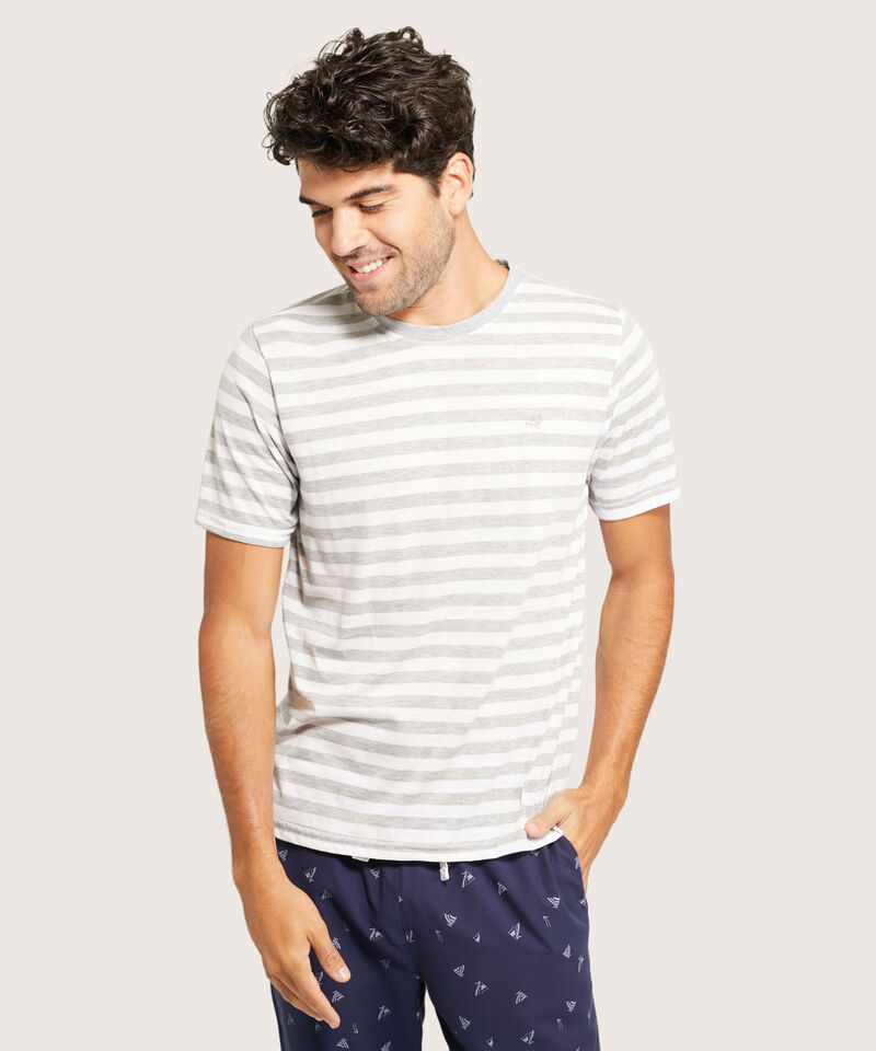 Camiseta Manga Corta Preteñida. Bordado León 3D