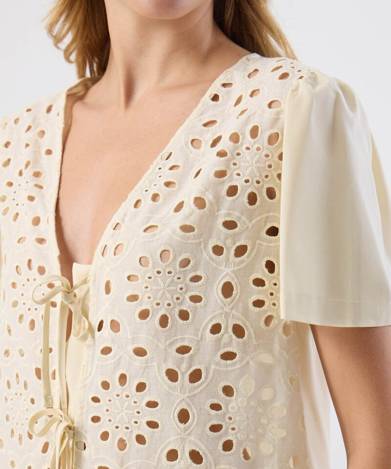 Blusa De Mujer Con Acabado Calado Y Cierre