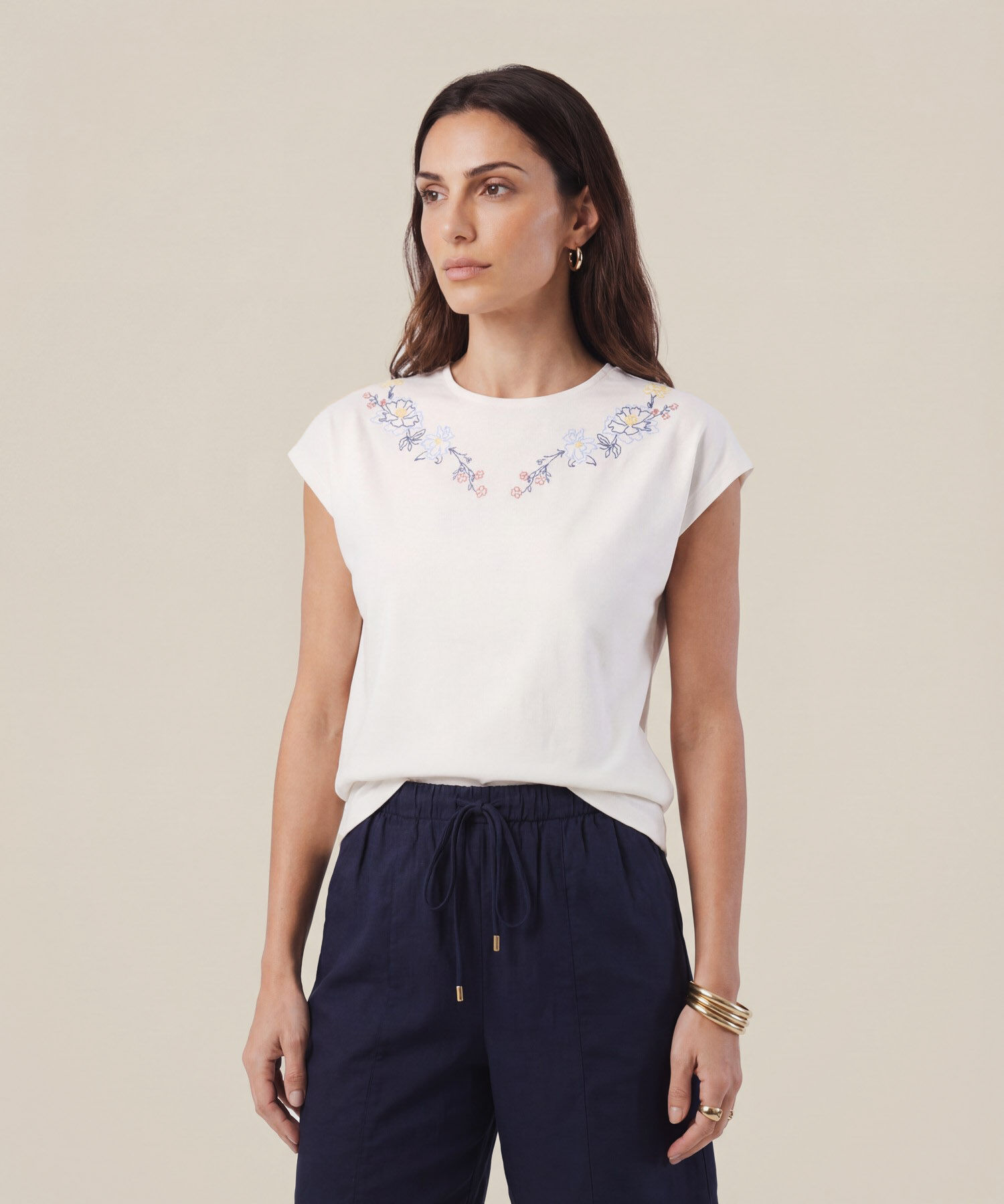 Camiseta con Bordado en Escote para Mujer