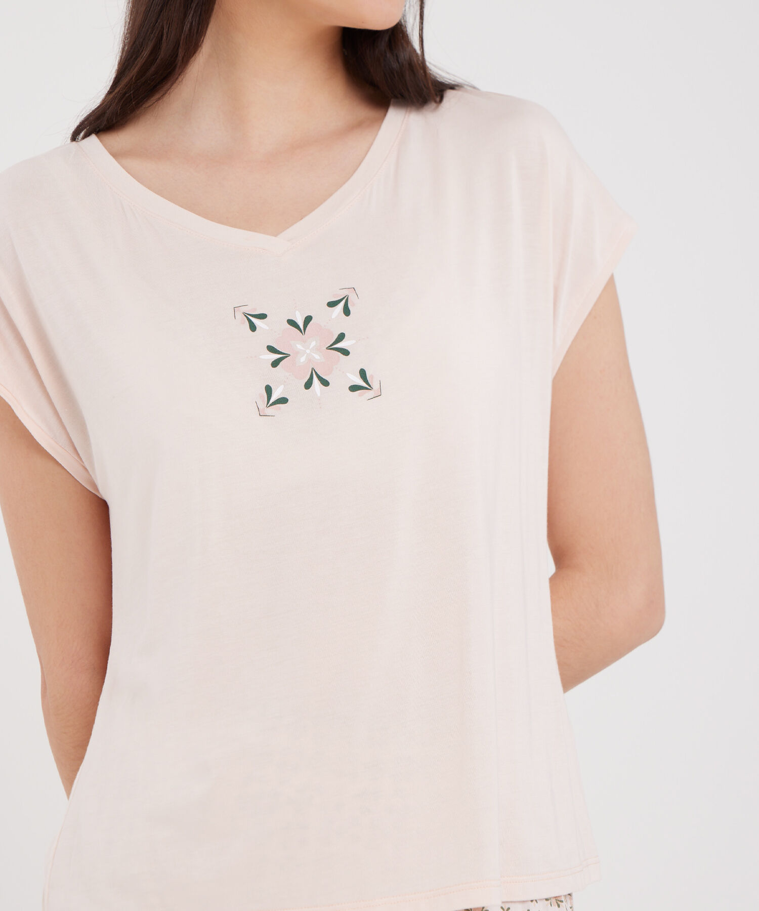 Pijama Camiseta Cuello En V Con Screen Y Pantalon Capri Tejido Plano
