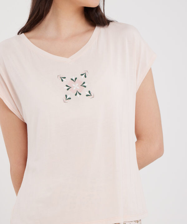 Pijama Camiseta Cuello En V Con Screen Y Pantalon Capri Tejido Plano