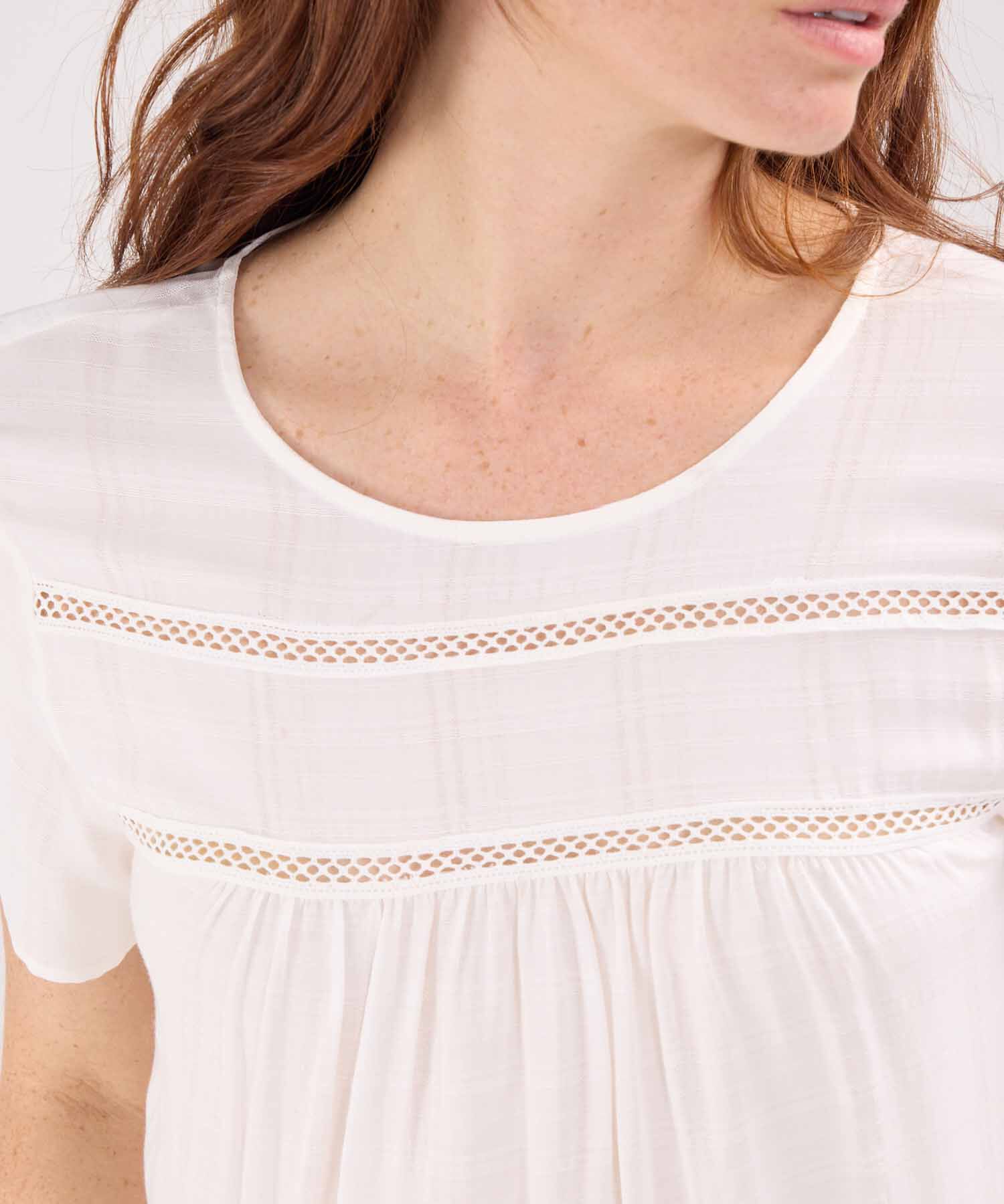 Blusa Unicolor Manga Corta, Escote Redondo Con Encaje Y Recogido Sutil