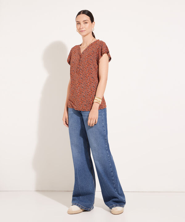 Camiseta Estampada Escote V Con Pechera Y Botones Manga Con Bolero