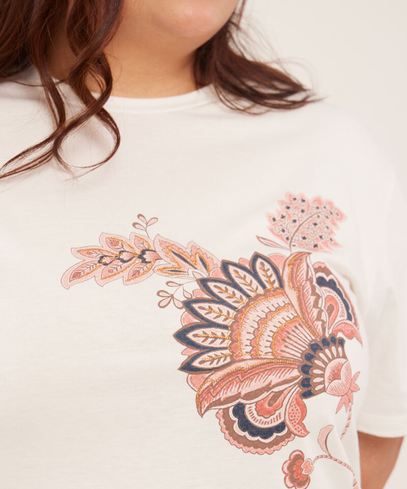 Camiseta Con Screen Y Bordado