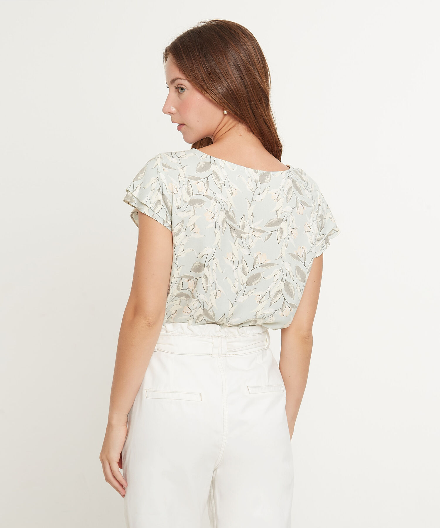 Blusa Estampada Manga Corta En Capas, Escote Redondo, Abertura En Frente Con Botones Y Presillas, Trópico Floral