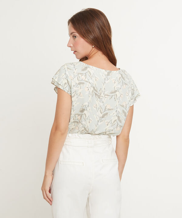 Blusa Estampada Manga Corta En Capas, Escote Redondo, Abertura En Frente Con Botones Y Presillas, Trópico Floral