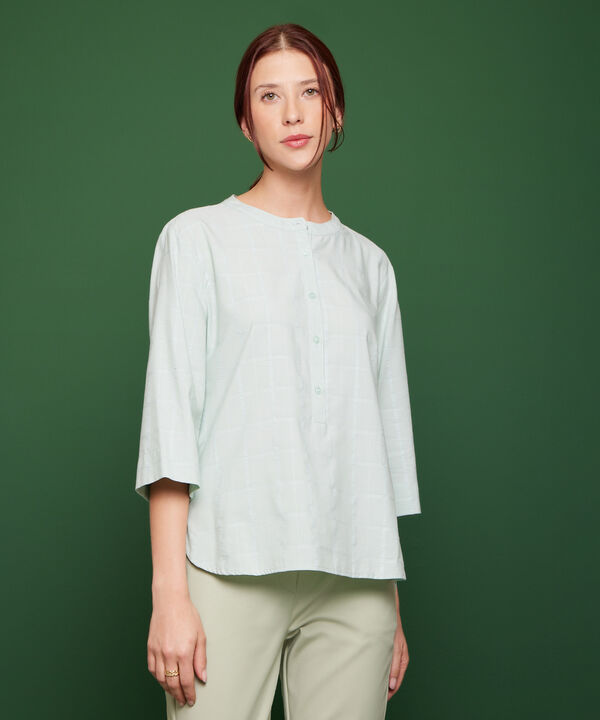 Blusa Unicolor Manga 3/4, Cuello Nerú Con Pechera, Botonadura Y Recogido En Espalda