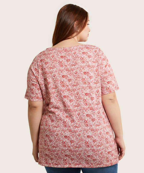 Camiseta Manga Corta Con Abertura En Frente Estampada