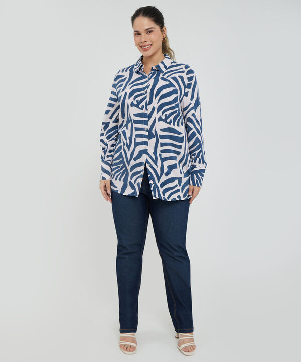 Camisa Estampada, Manga Larga Con Pinzas En Costados, Botonadura Y Prense En Espalda, Silueta Fluida