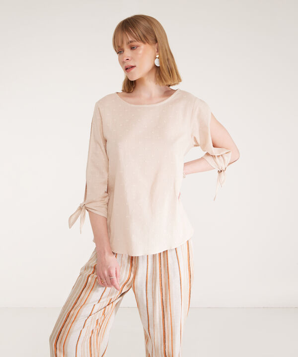 Blusa Unicolor Cuello Redondo Manga 3/4 Con Abertura Y Anudado