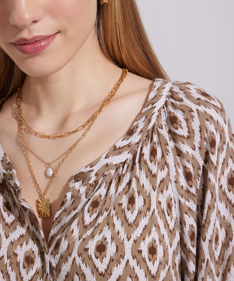 Blusa Estampada Cuello Nerú, Manga Rangland 3/4 Bombacha Con Recogido En Cuello Y Botonadura En Frente