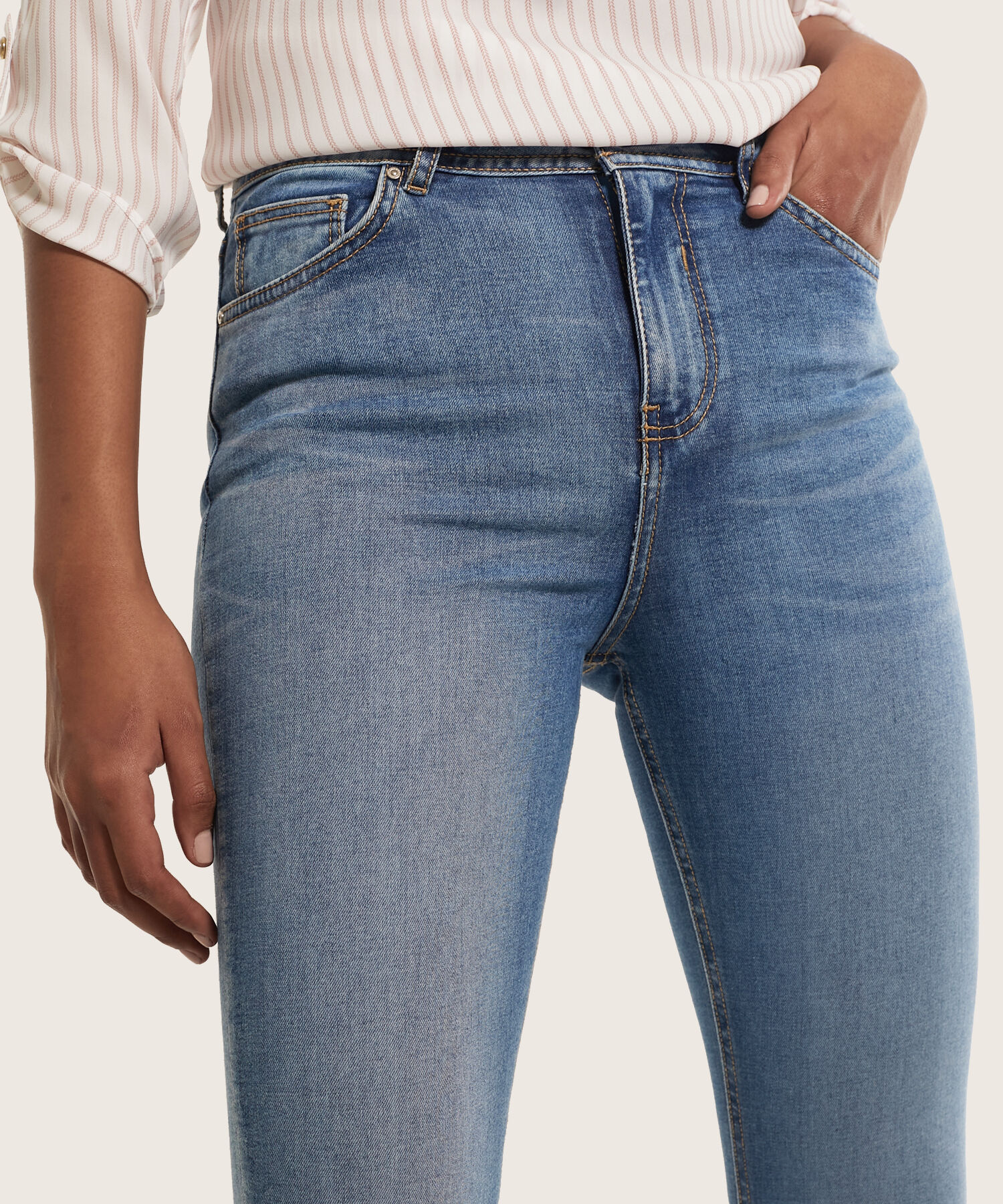 Jean Skinny Tiro Alto Tono Medio Claro