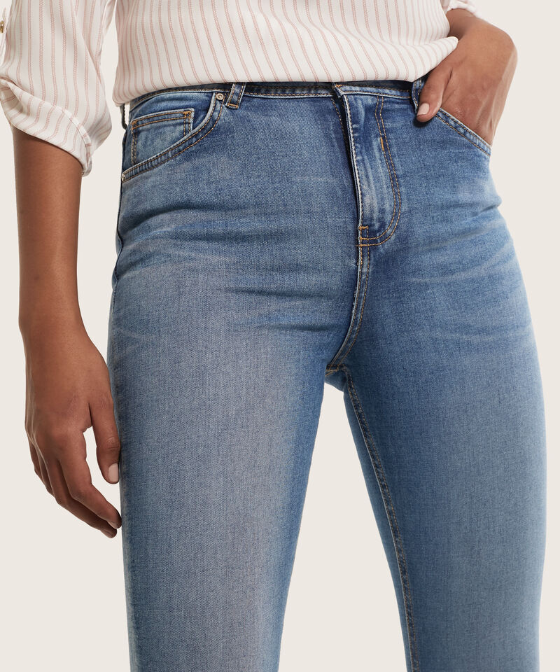 Jean Skinny Tiro Alto Tono Medio Claro