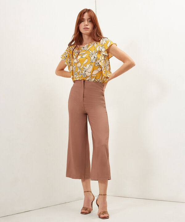 Pantalón Moda Unicolor, Tiro Alto Con Corte V En Pretina Posterior Y Ribetes Laterales, Serena image number null
