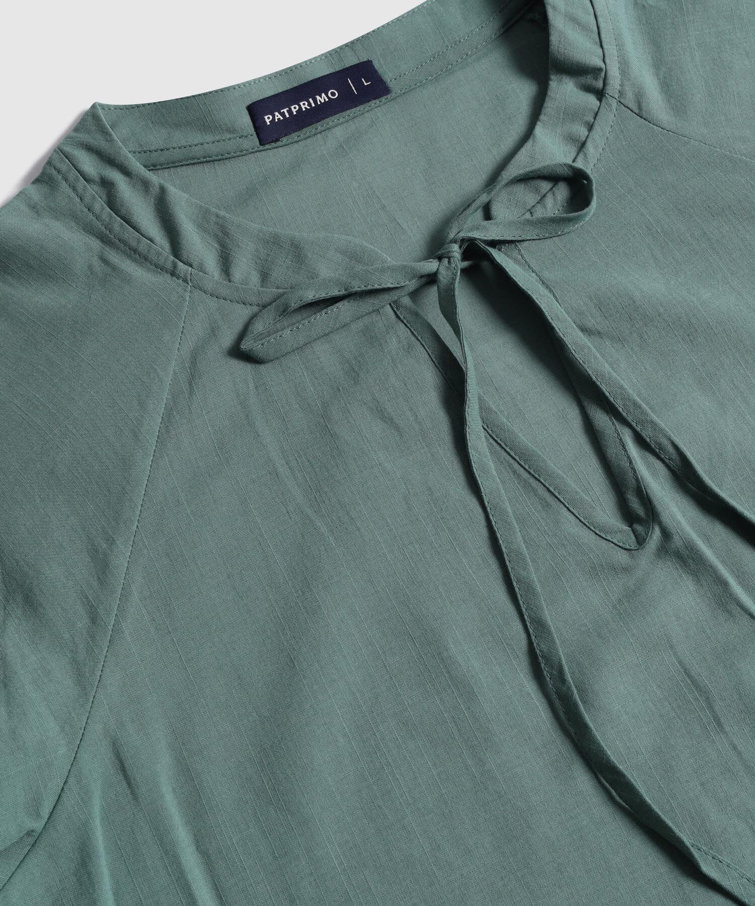 Blusa Unicolor Con Nudo En Cuello 