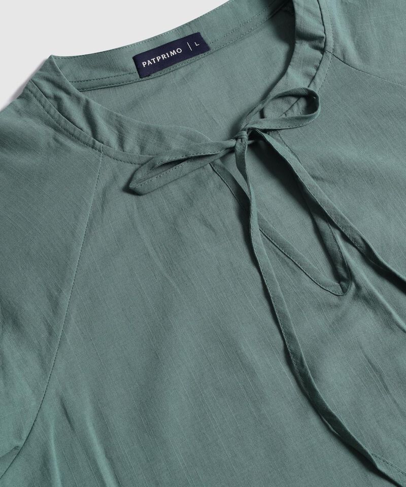 Blusa Unicolor Con Nudo En Cuello 