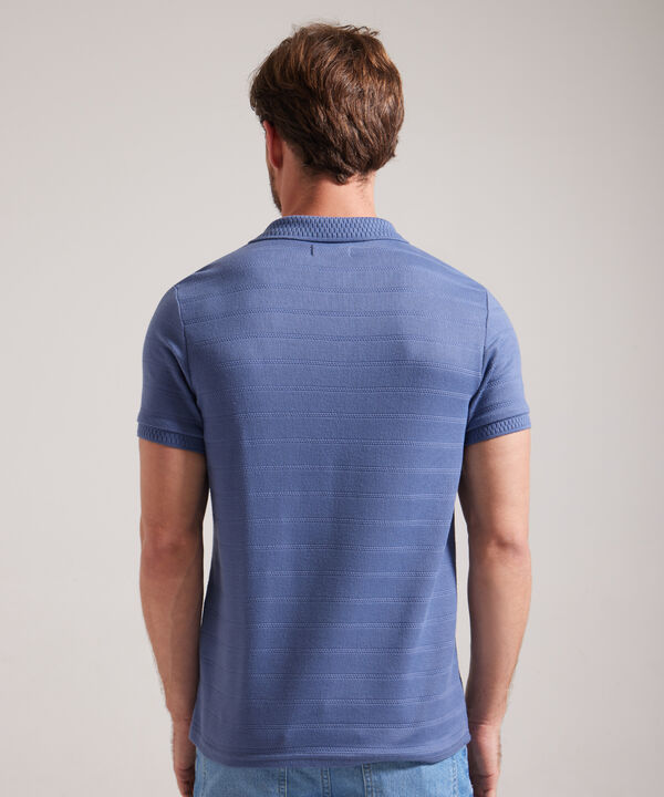 Polo Unicolor Textura, Cuello Y Puños Tejidos Con Bolsillo Y Silueta Slim Fit