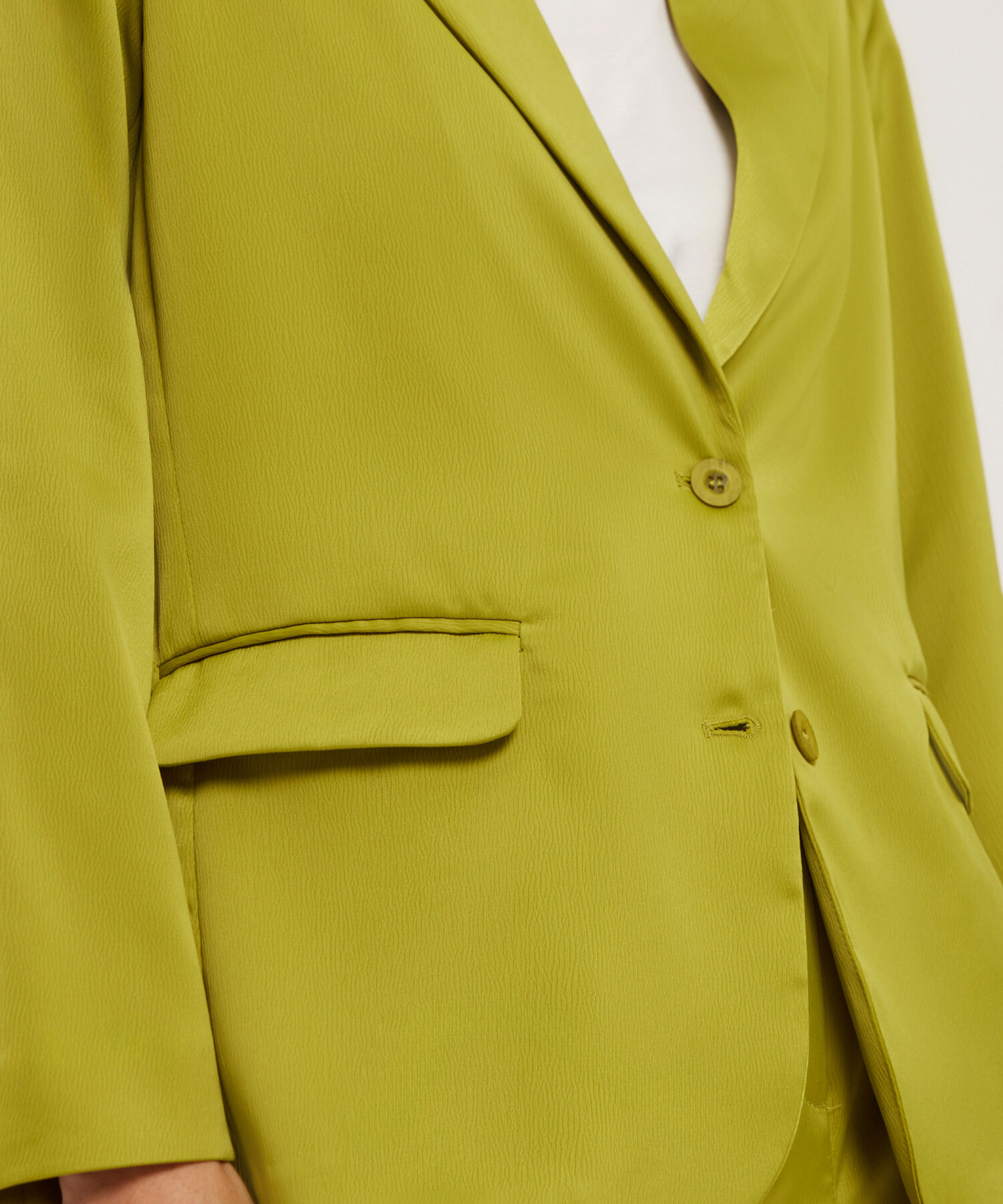 Blazer Manga Larga Satinado Con Bolsillos En Frente