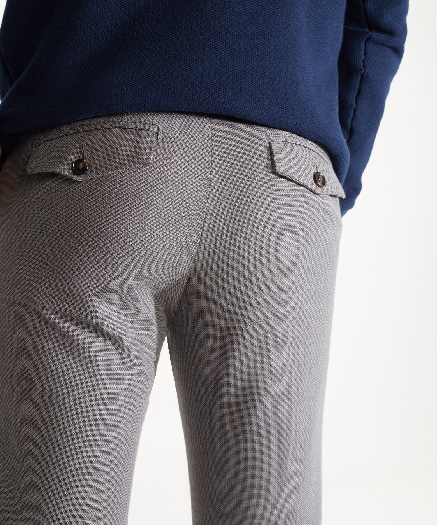 Pantalon Chino Textura Con Bolsillos De Tapa Traseros