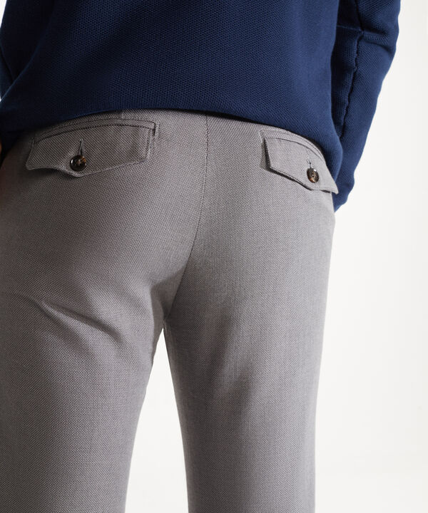 Pantalon Chino Textura Con Bolsillos De Tapa Traseros