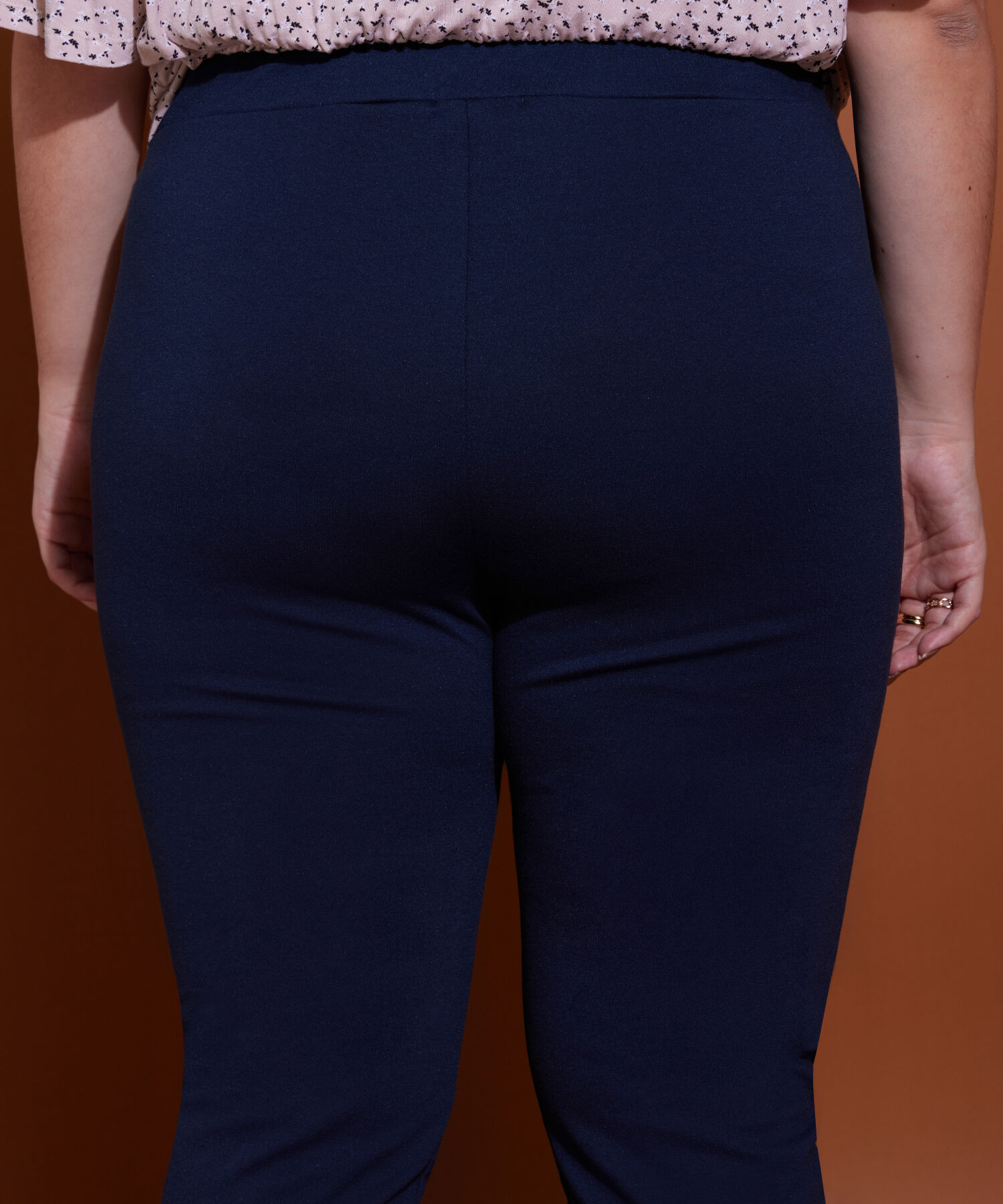 Leggings Unicolor Tiro Alto Con Corte En Centro Frente Y Pretina Elástica