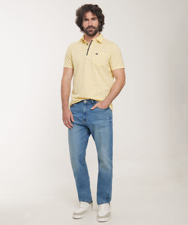 Polo Estampada Cuello Duro Con Bolsillo Y Vena Contraste En Pechera, Silueta Regular Fit, Cítrico Marinero image number null