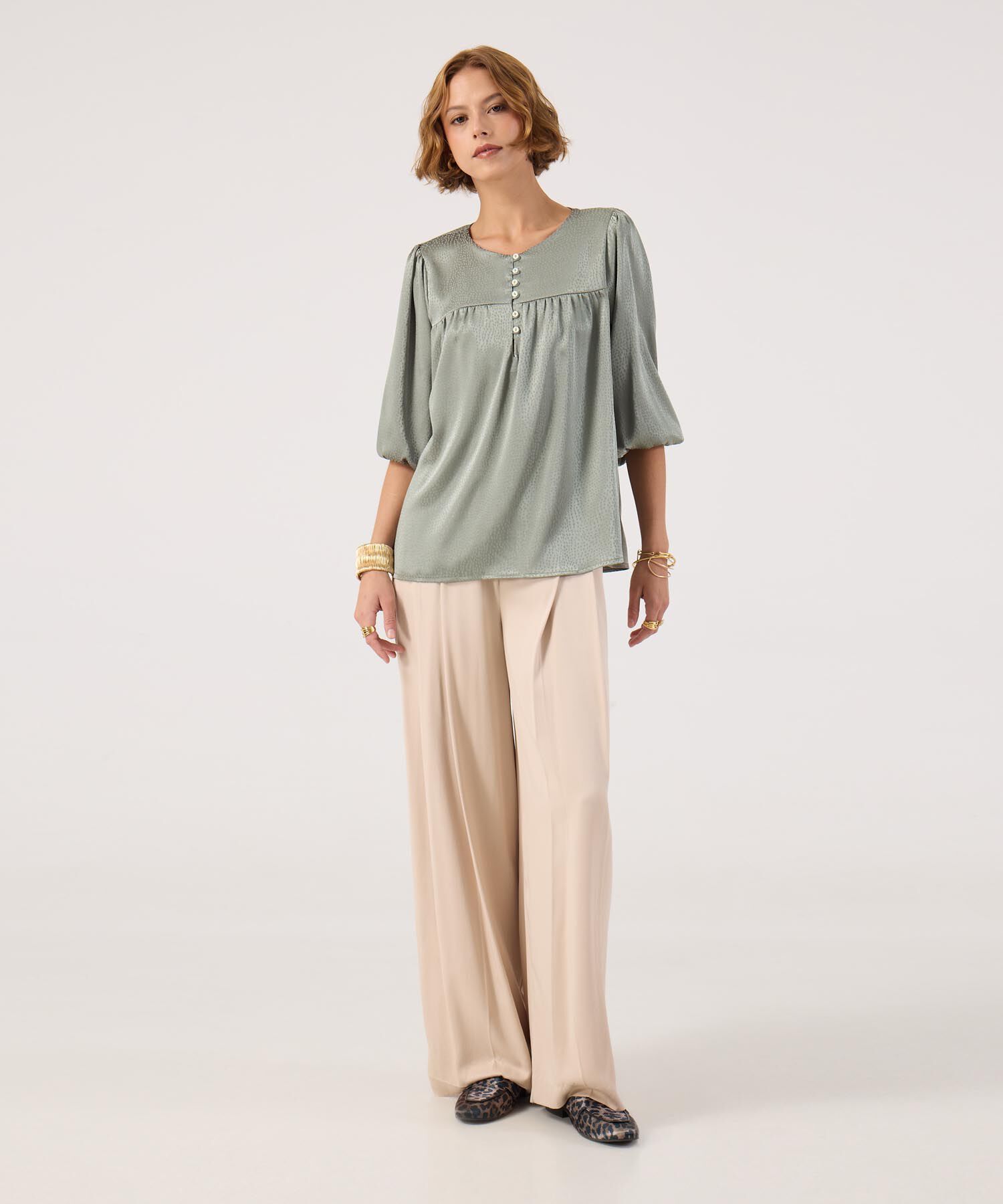 Blusa satinada con botones 
