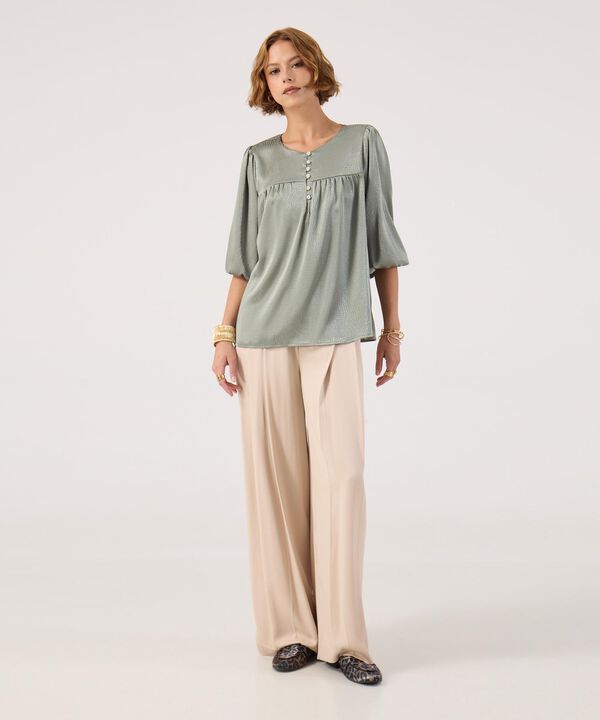 Blusa satinada con botones  image number null