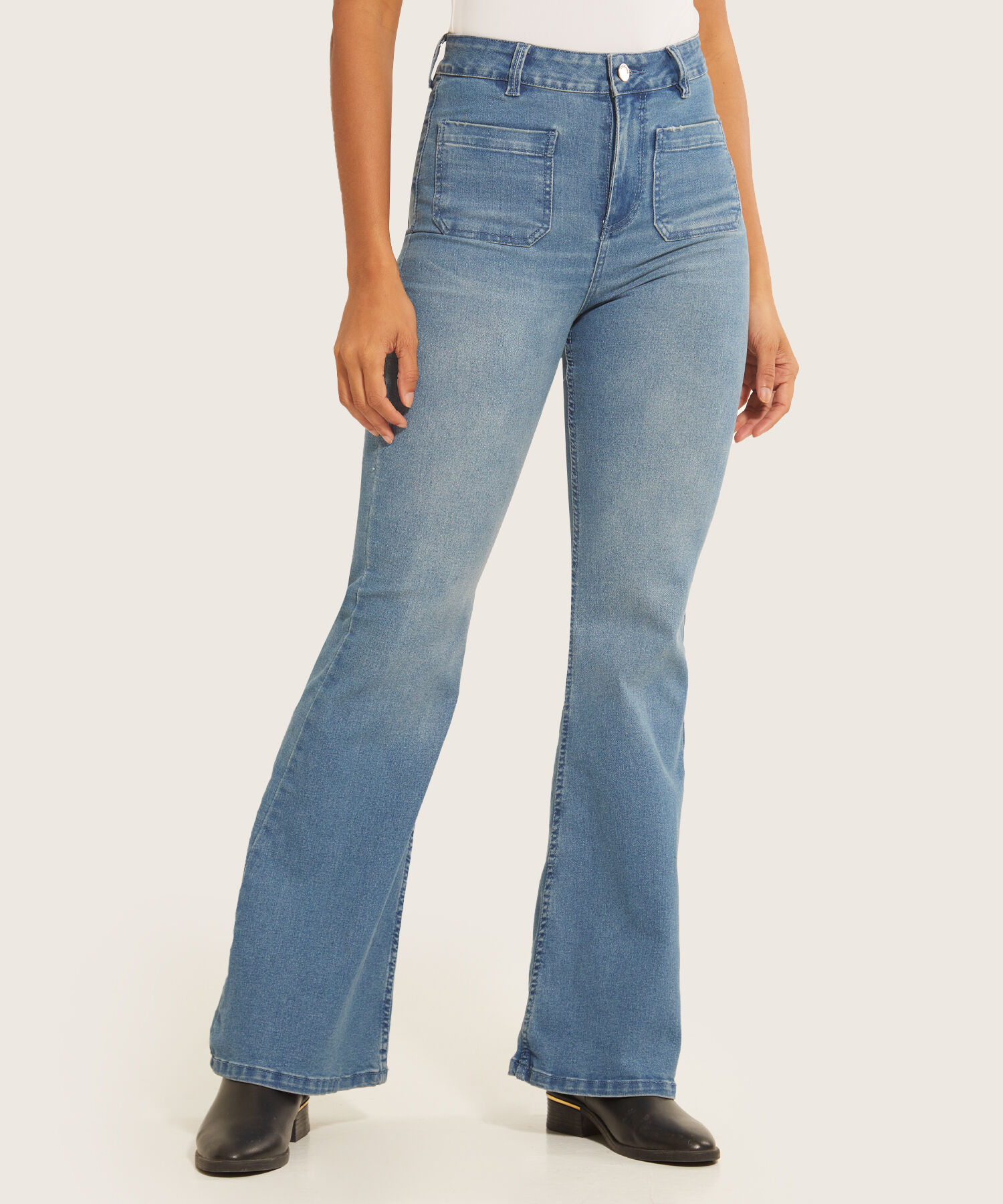 Jean Tipo Flare con Bolsillos de Parche