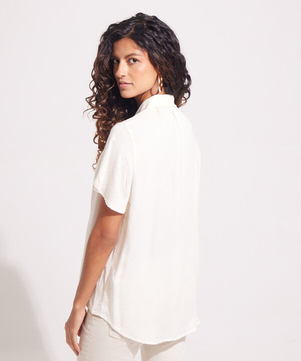 Blusa Unicolor Manga Corta, Cuello Smoking Para Anudar Con Cuello V, Corte En Hombro Con Recogido Y Botonadura En Frente