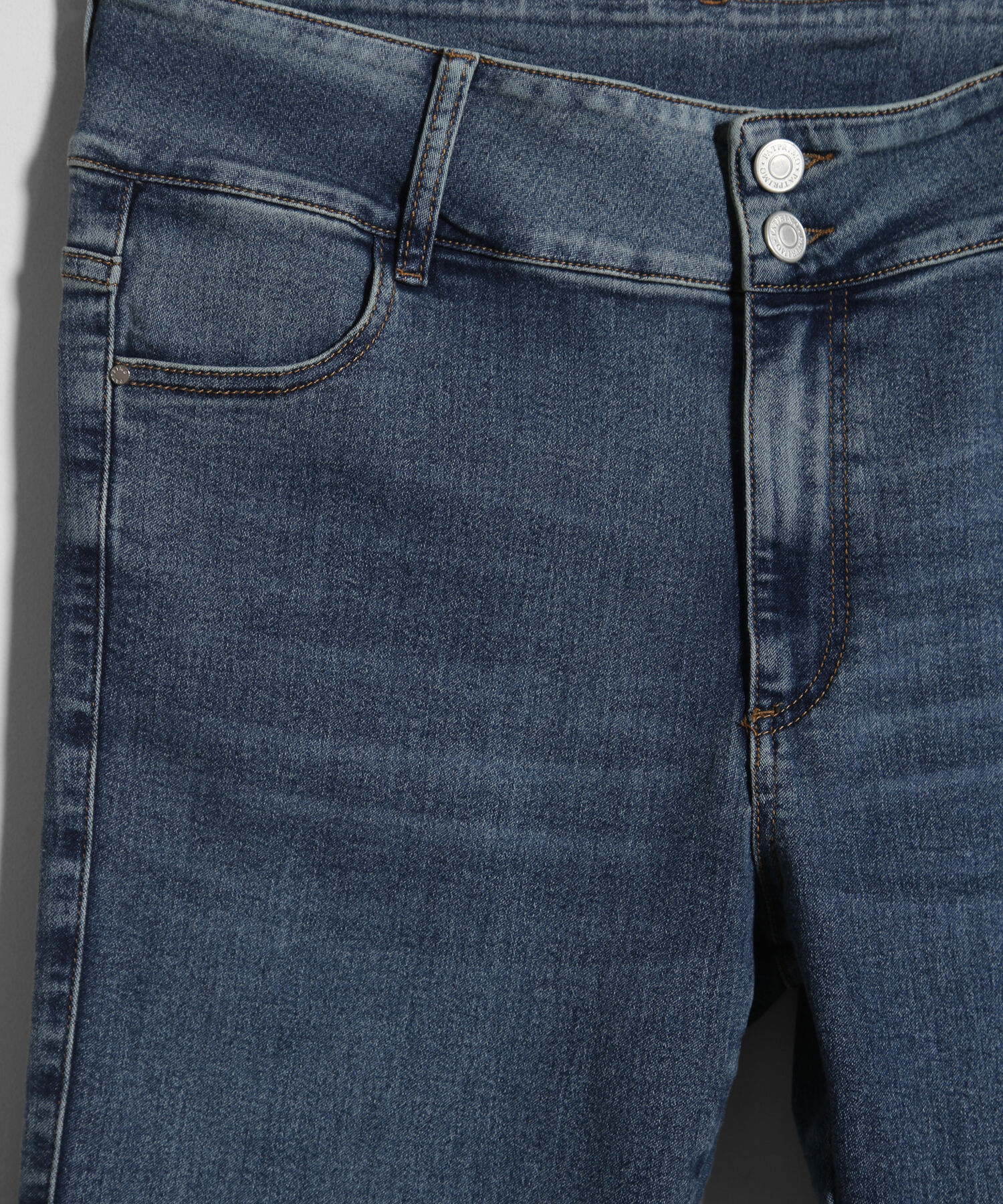 Jean Skinny Tono Azul Medio Claro 2 Botones