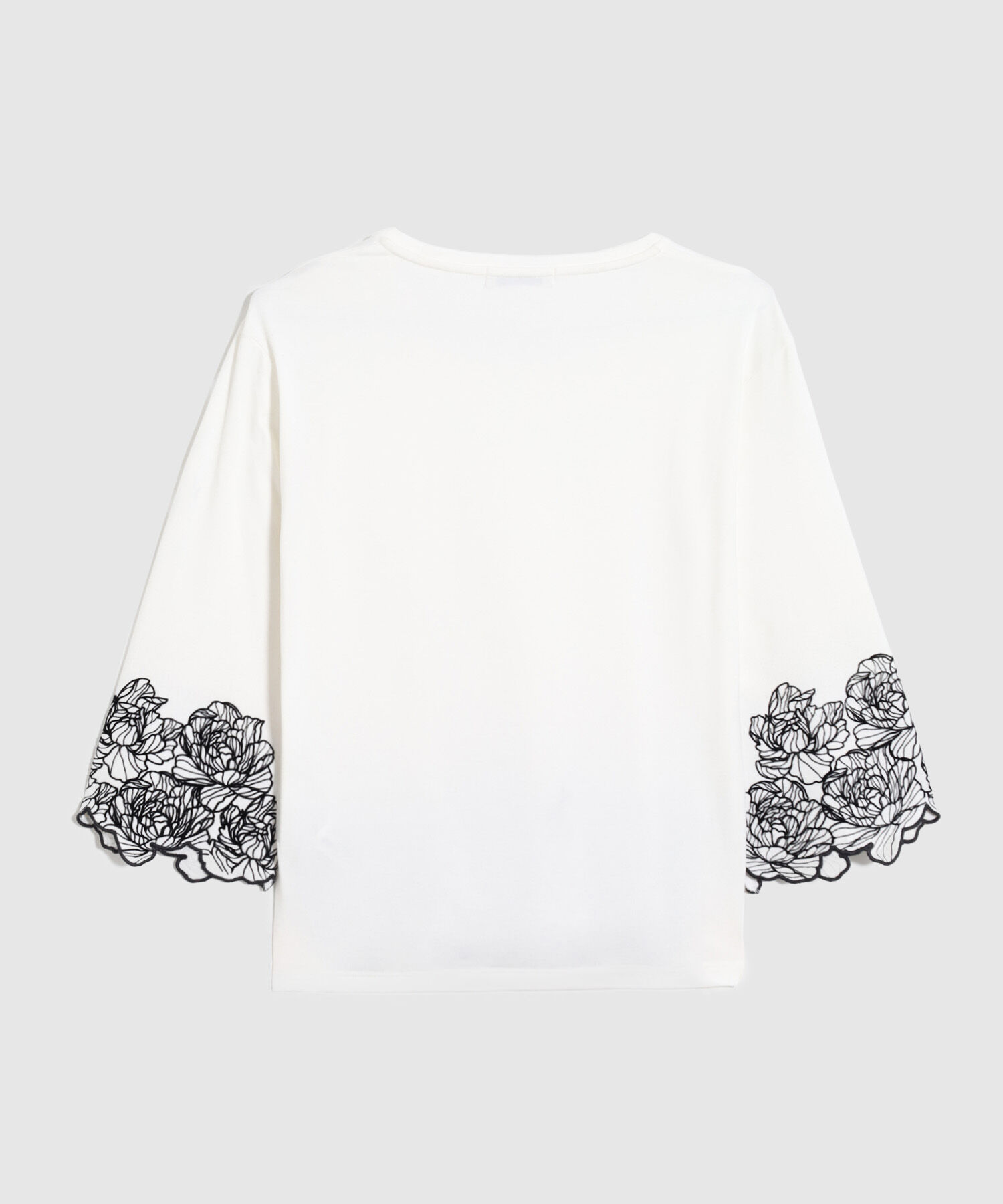 Camiseta Manga ¾ Con Ruedo Bordado