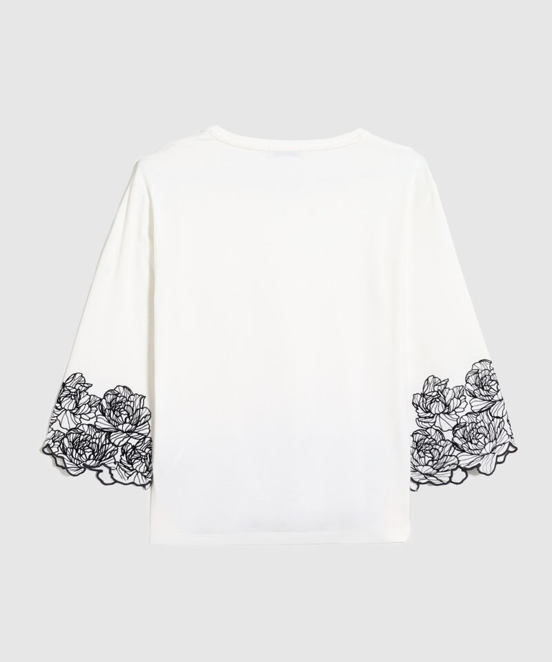 Camiseta Manga ¾ Con Ruedo Bordado
