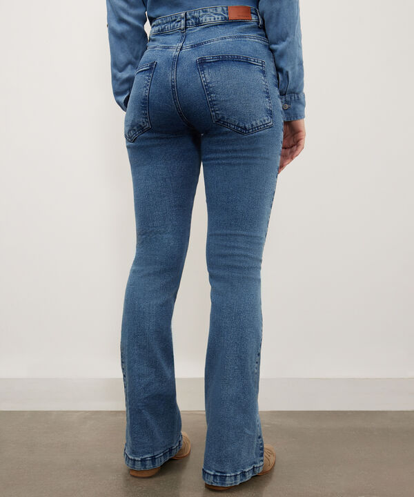 Jean Bootcut Tono Azul Medio Oscuro