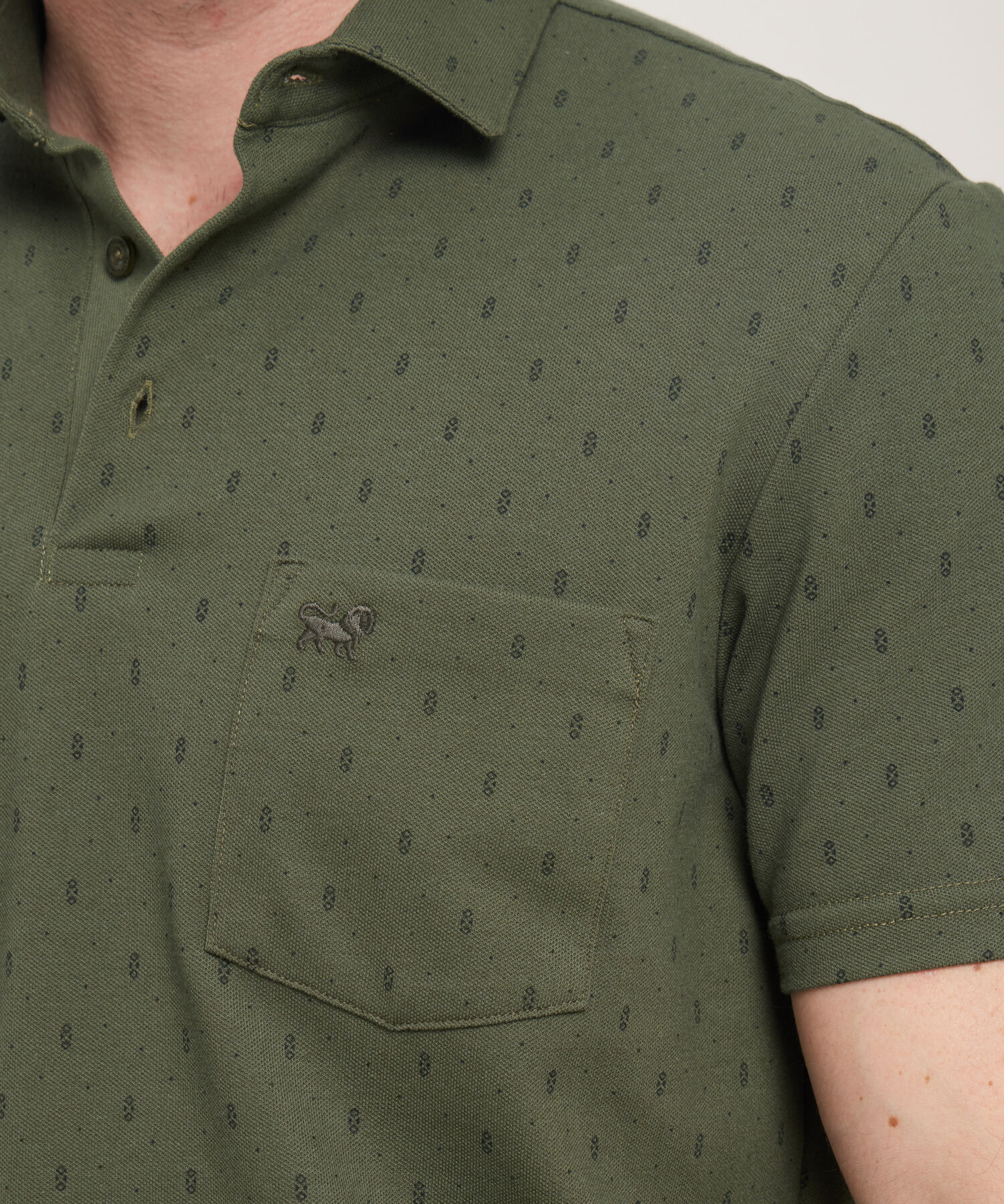 Polo Cuello Maquina Estampada Con Bolsillo