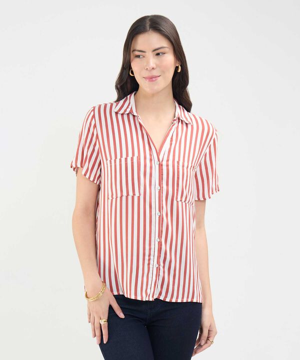Camisa Manga Corta Con Bolsillos En Frente Estampada