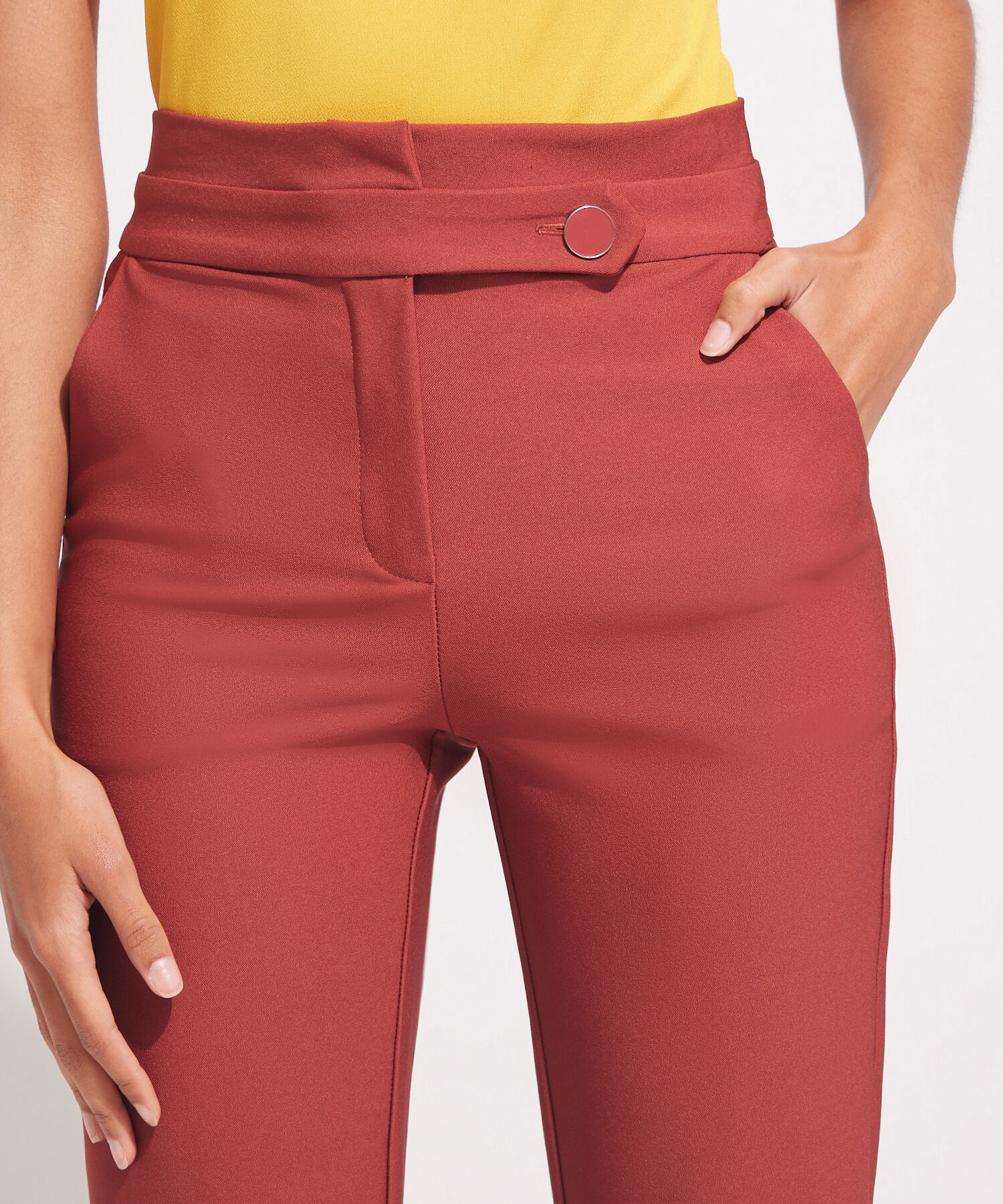 Pantalón Unicolor Con Bolsillos Diagonales