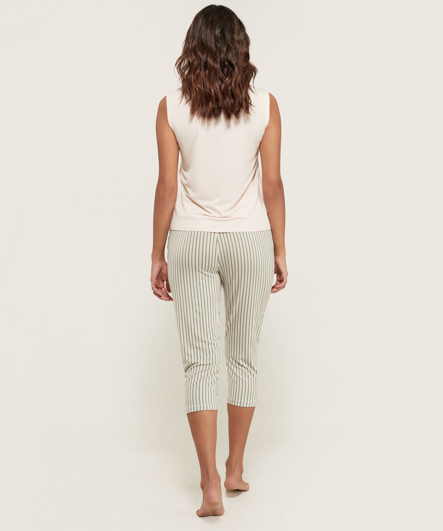 Pijama CortoCapri. Camiseta Manga Sisa Ancha. Pantalón Capri Estampado En Tejido De Punto.