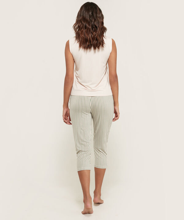 Pijama CortoCapri. Camiseta Manga Sisa Ancha. Pantalón Capri Estampado En Tejido De Punto.