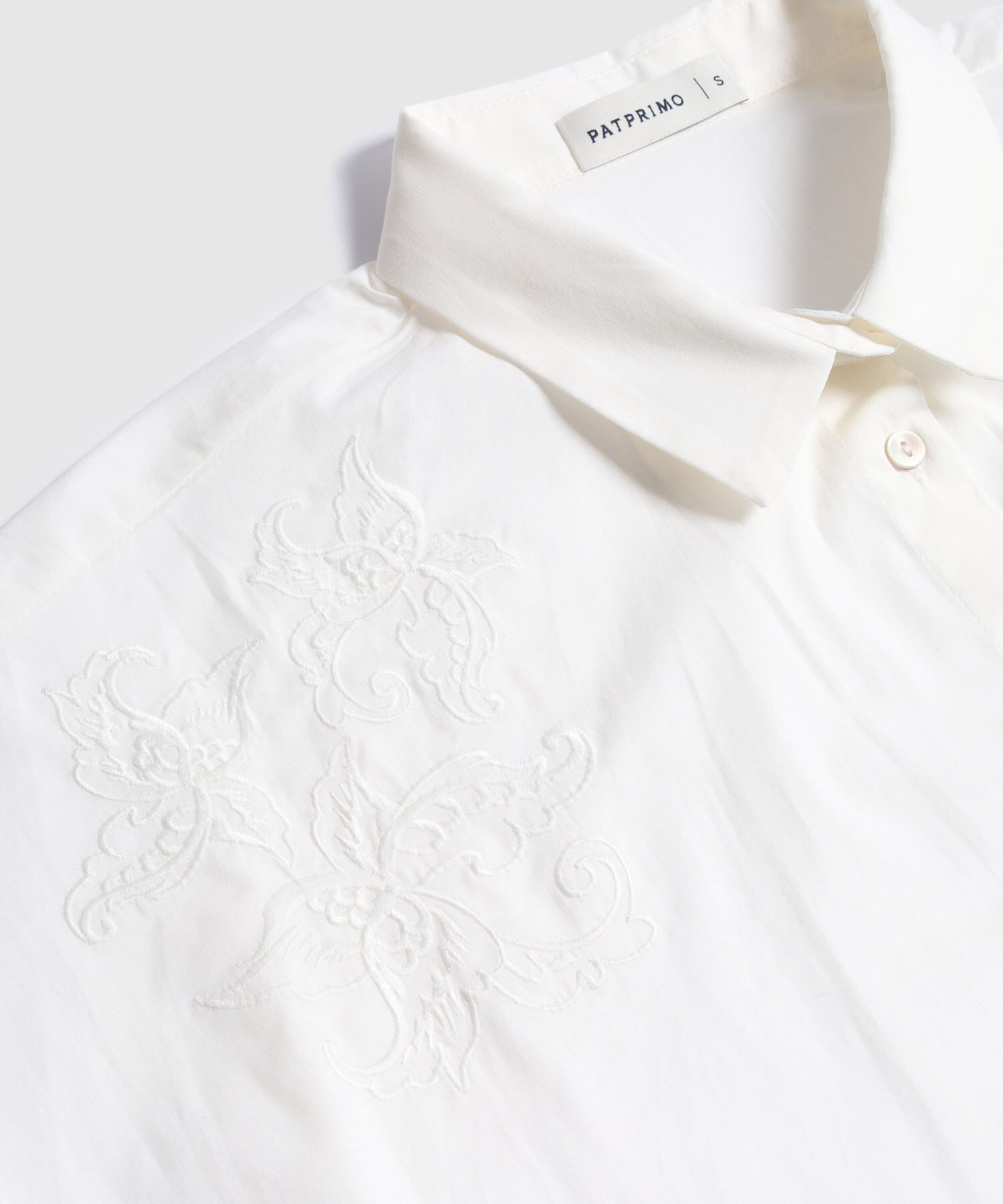 Camisa Unicolor Bordada En Hombros