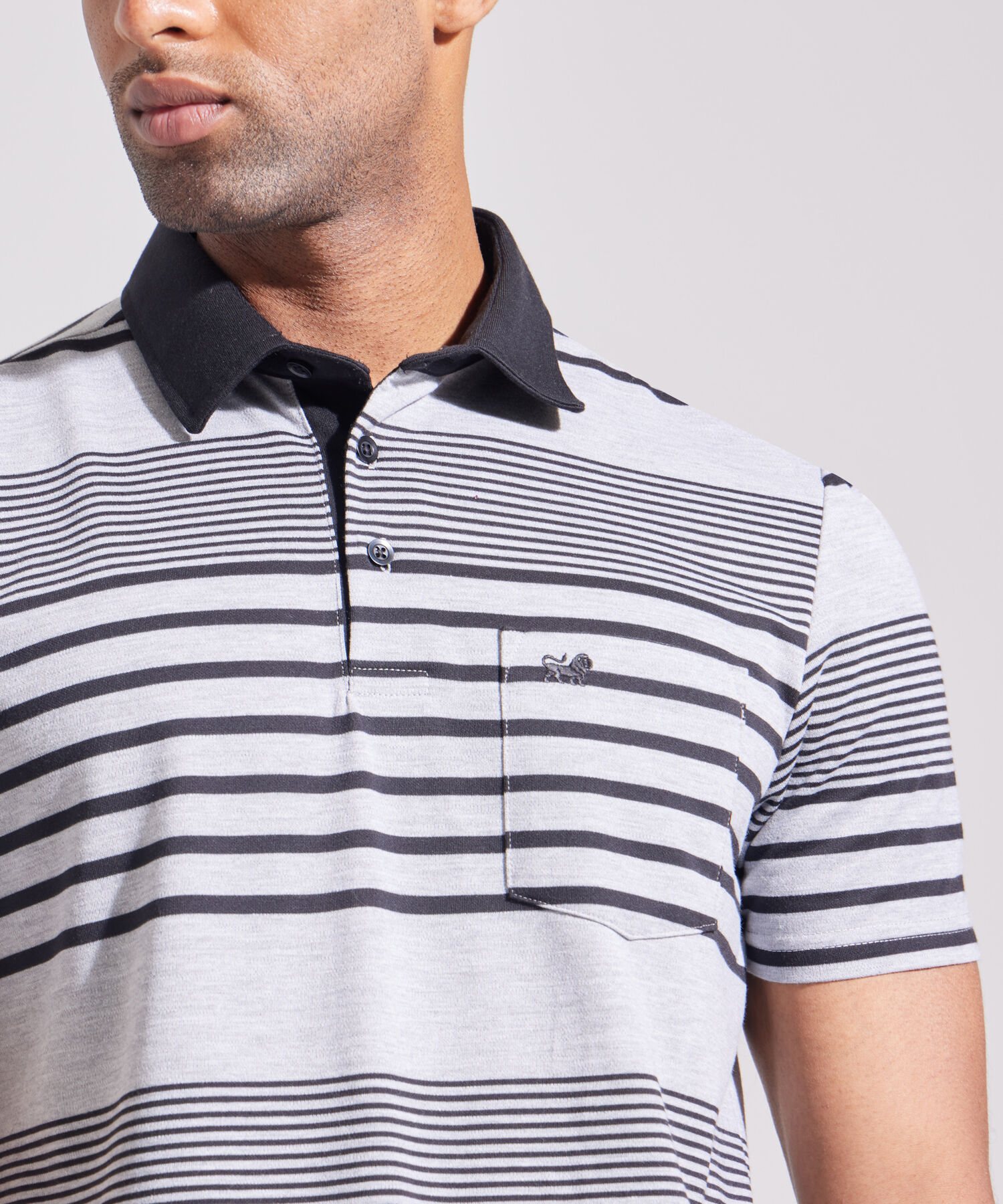 Polo Preteñida Cuello Duro Con Bolsillo, Pechera Y Banda En Contraste Unicolor, Silueta Regular Fit