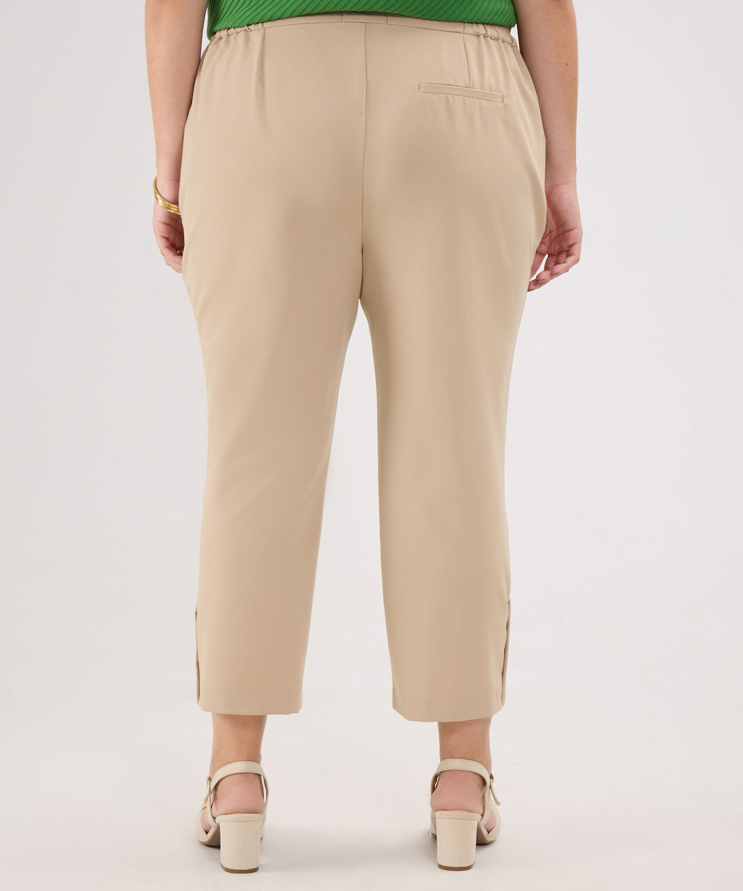Pantalon Unicolor Con Botones En Bota