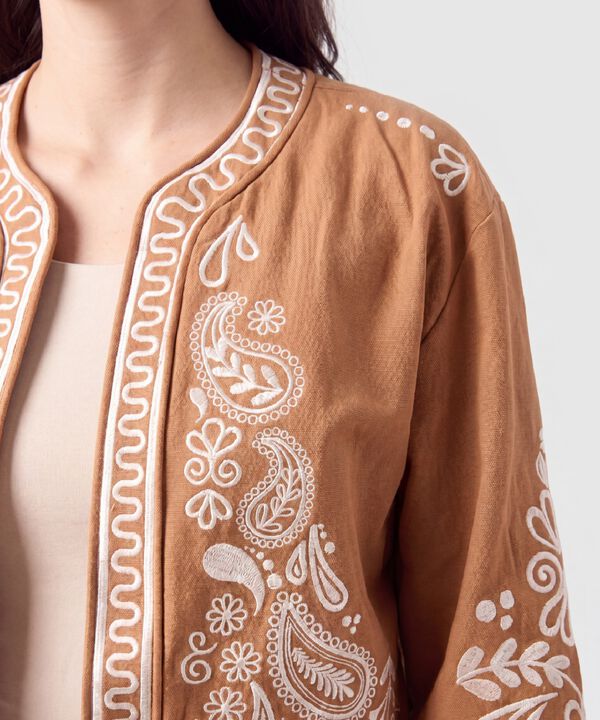 Chaqueta Corta con Bordados Mujer