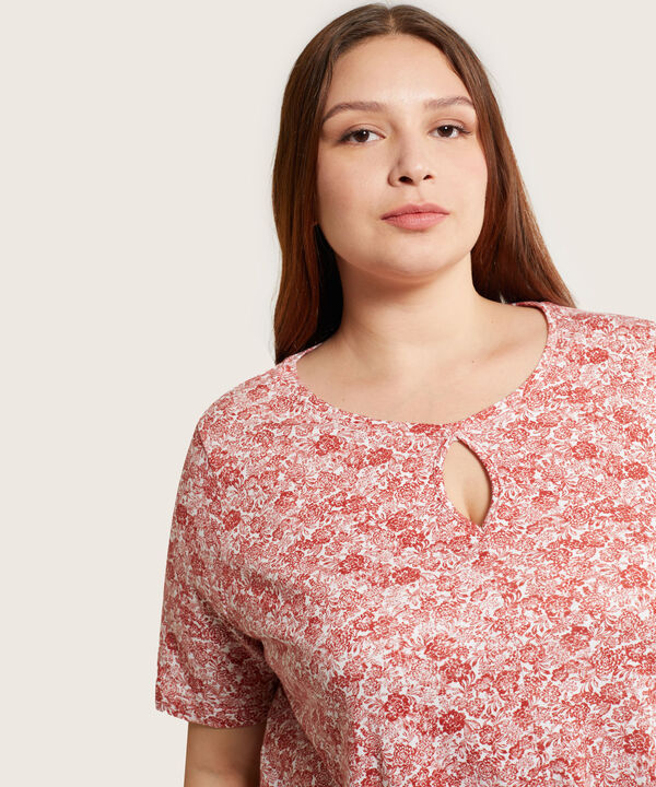 Camiseta Manga Corta Con Abertura En Frente Estampada
